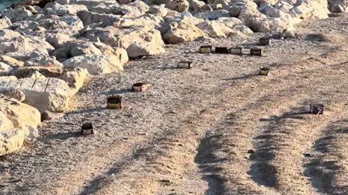 Salerno, fuochi pirotecnici abbandonati sull’arenile dell’Universo Beach
