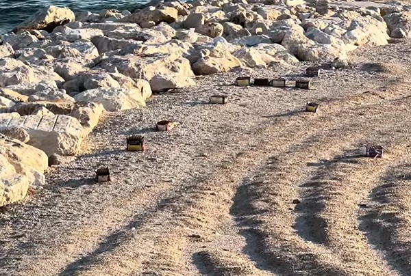 Salerno, fuochi pirotecnici abbandonati sull’arenile dell’Universo Beach