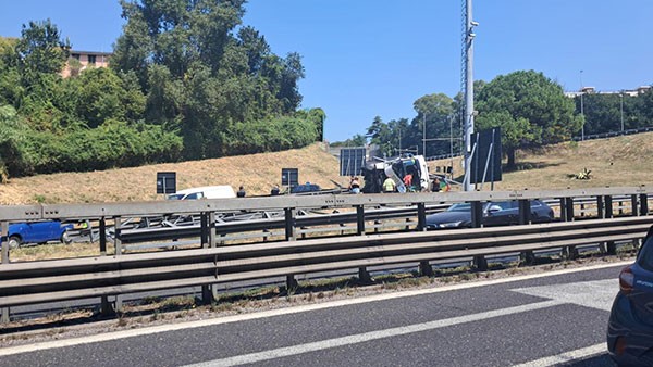 Raccordo Salerno-Avellino, camion si ribalta: lunghe coda da San Severino verso Fratte