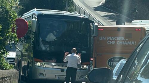 Statale Amalfitana paralizzata dai grossi pullman, Gagliano: “Nessuno assume decisioni”