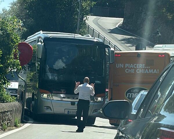 Statale Amalfitana paralizzata dai grossi pullman, Gagliano: “Nessuno assume decisioni”