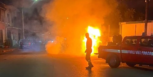Angri, auto in fiamme in via delle Fontane: intervento vigili del fuoco e assistenza Vopi Angri, auto in fiamme in via delle Fontane: intervento vigili del fuoco e assistenza Vopi