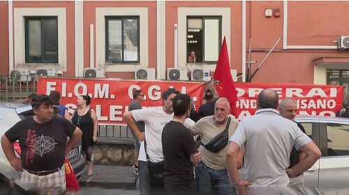 Fonderie Pisano, protesta davanti all’Arpac: “Non fate scelte politiche”