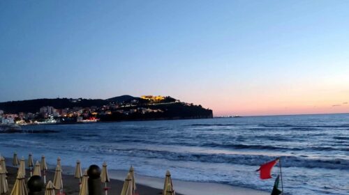 Oggetto sospetto in mare ad Agropoli, scatta il divieto di balneazione in zona San Marco Oggetto sospetto in mare ad Agropoli, scatta il divieto di balneazione in zona San Marco