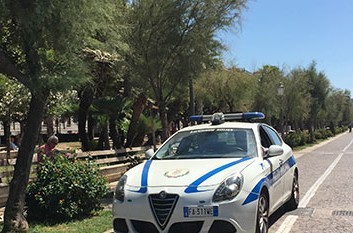 Salerno, blitz della Municipale sul lungomare e Corso Vittorio Emanuele: fermati oltre dieci venditori ambulanti Salerno, blitz della Municipale sul lungomare e Corso Vittorio Emanuele: fermati oltre dieci venditori ambulanti