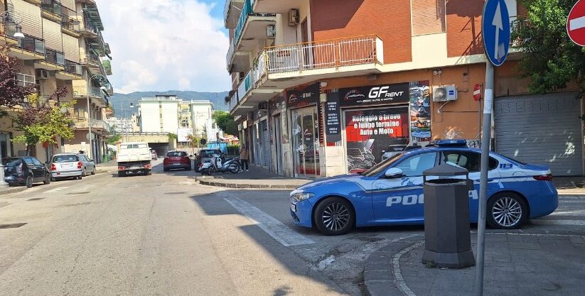 Salerno, spari in pieno giorno: ferito un giovane a Pastena