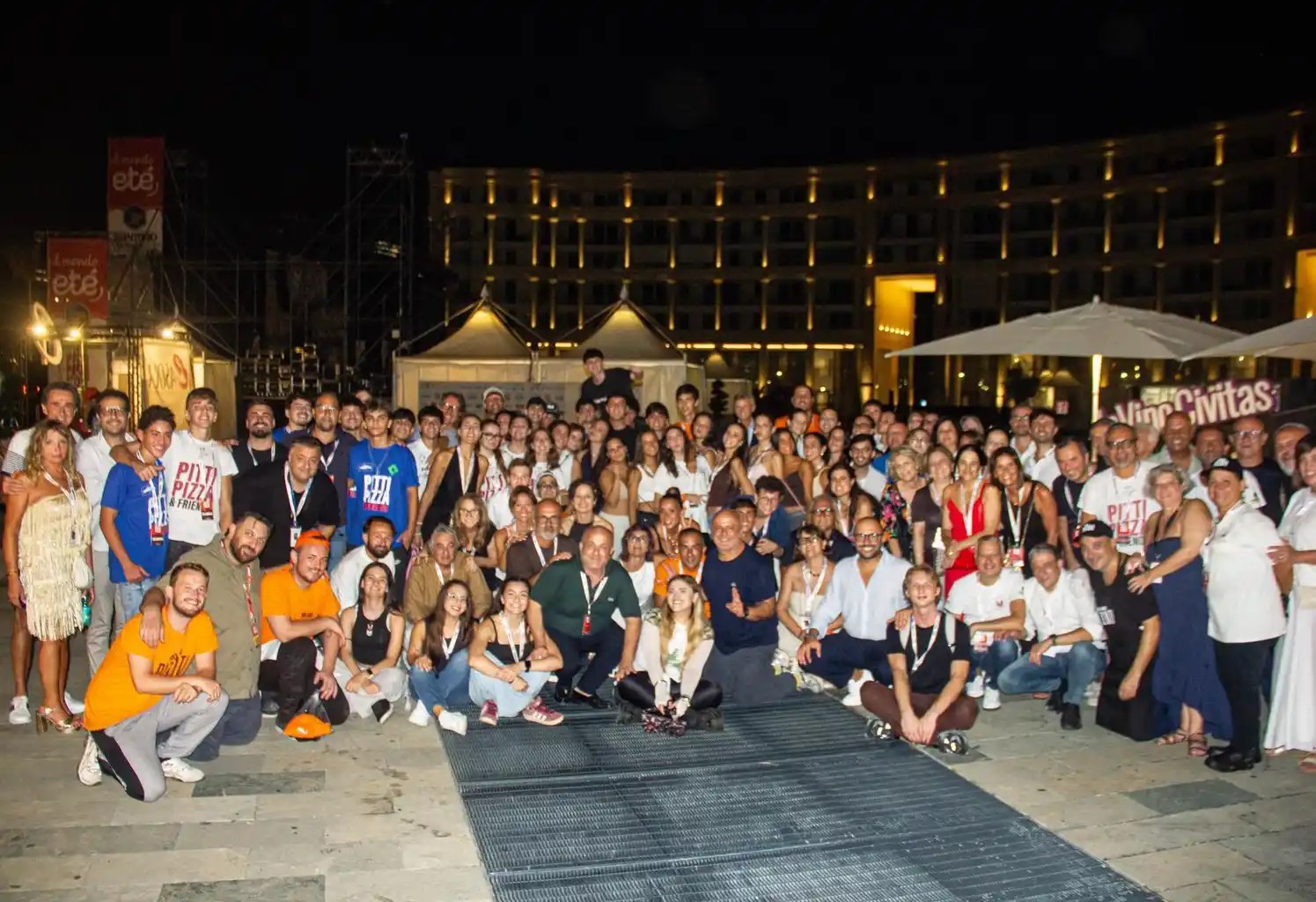 Piazza della Libertà a Salerno con stand di pizza, musica e attività sociali durante Pitti Pizza & Friends