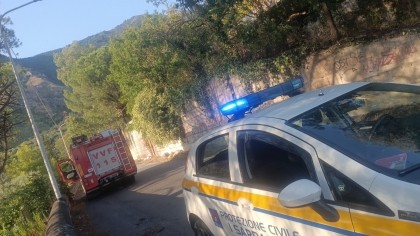 Sarno. Fumo e fiamme in via Bracigliano: la Protezione Civile evita il peggio Sarno. Fumo e fiamme in via Bracigliano: la Protezione Civile evita il peggio