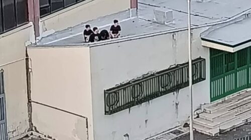 Sassaiola dal tetto della scuola, s’indaga ad Angri