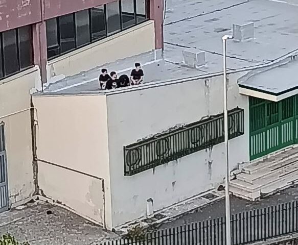 Sassaiola dal tetto della scuola, s’indaga ad Angri