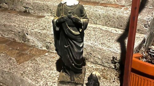 Salerno, decapitata statua del Cristo a Largo San Giovanniello Salerno, decapitata statua del Cristo a Largo San Giovanniello