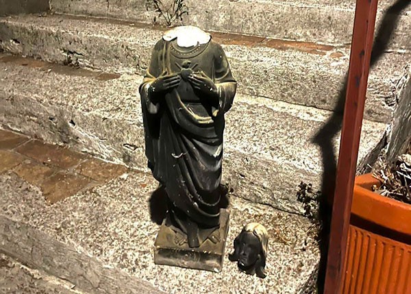 Salerno, decapitata statua del Cristo a Largo San Giovanniello