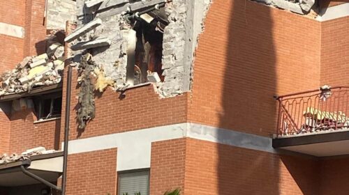 Esplosione in una palazzina a Cassino, crolla anche il tetto: gravi due infermieri salernitani