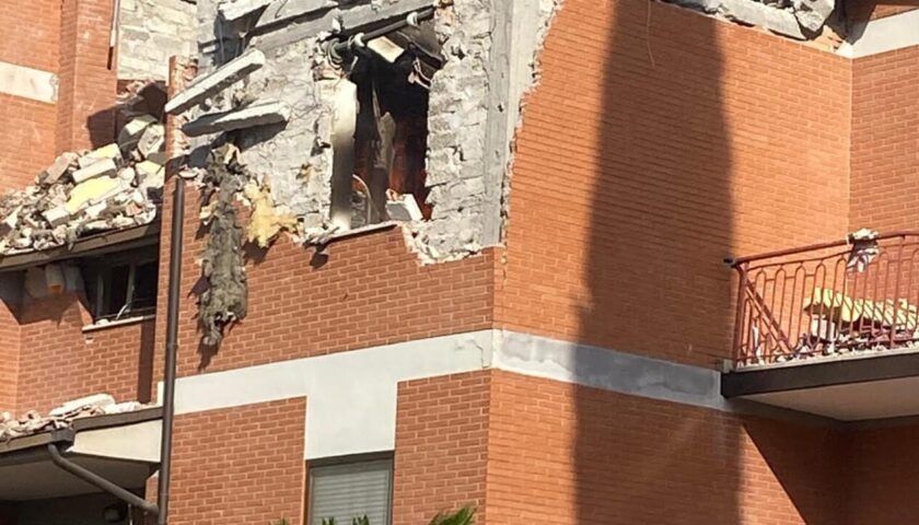 Esplosione in una palazzina a Cassino, crolla anche il tetto: gravi due infermieri salernitani