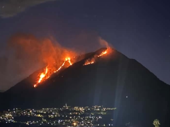 Castiglione del Genovesi, in fiamme il monte Monna