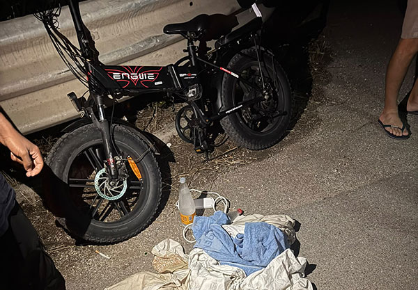 Pedalavano di notte sull’Aversana, poi la caduta: due 33enni feriti, uno ha fratture multiple