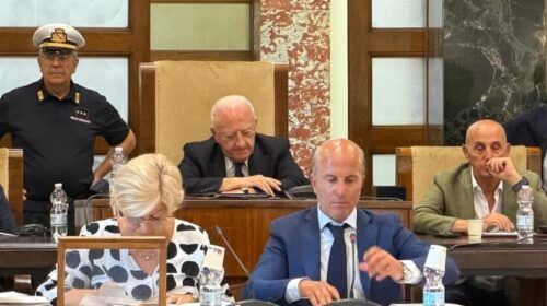 Grand Hotel Salerno affondo di De Luca in consiglio comunale: “Truffa ai danni del Comune, 53 camere abusive e un’ipoteca da 27 milioni” Grand Hotel Salerno affondo di De Luca in consiglio comunale: “Truffa ai danni del Comune, 53 camere abusive e un’ipoteca da 27 milioni”