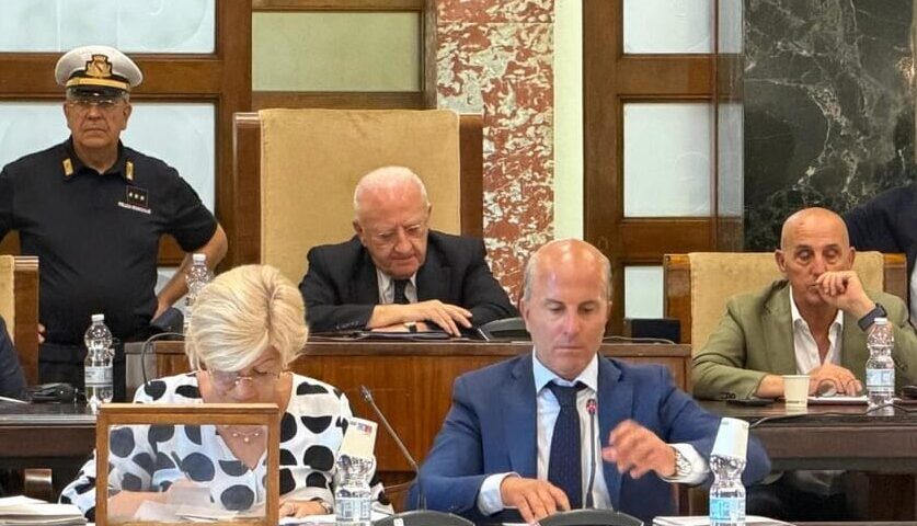 Grand Hotel Salerno affondo di De Luca in consiglio comunale: “Truffa ai danni del Comune, 53 camere abusive e un’ipoteca da 27 milioni”