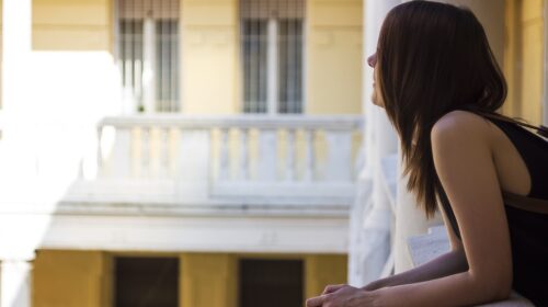 HO UN VICINO CHE GIRA SEMPRE SVESTITO IN CASA SUA: MA È UN COMPORTAMENTO LECITO?