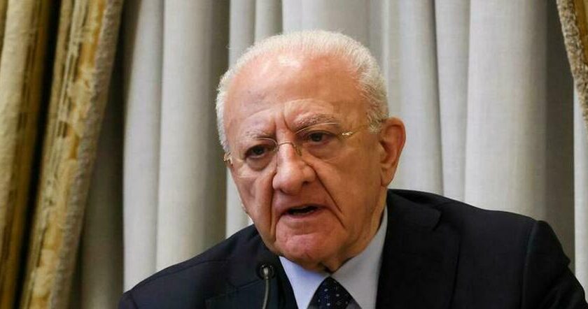 Scarichi di rifiuti illeciti a Salerno, De Luca: “Ci vorrebbero 20 frustate”