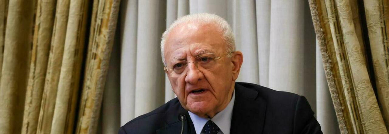 Scarichi di rifiuti illeciti a Salerno, De Luca: “Ci vorrebbero 20 frustate”
