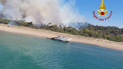 Un vasto incendio è divampato questa mattina, intorno alle 10:30, nella fascia costiera di Campolongo, ad Eboli (Salerno). Le fiamme, di notevole portata, stanno impegnando duramente i soccorritori. Sul posto sono operative due squadre dei vigili del fuoco, provenienti dalla sede centrale e dal distaccamento di Eboli, supportate da due autobotti. Per fronteggiare il rogo dall’alto, è intervenuto anche l’elicottero “Drago”, decollato da Pontecagnano. Le operazioni di spegnimento e messa in sicurezza dell’area sono attualmente in corso. La natura dell’incendio è ancora in fase di accertamento. Seguiranno aggiornamenti sugli sviluppi della situazione. Un vasto incendio è divampato questa mattina, intorno alle 10:30, nella fascia costiera di Campolongo, ad Eboli (Salerno). Le fiamme, di notevole portata, stanno impegnando duramente i soccorritori. Sul posto sono operative due squadre dei vigili del fuoco, provenienti dalla sede centrale e dal distaccamento di Eboli, supportate da due autobotti. Per fronteggiare il rogo dall’alto, è intervenuto anche l’elicottero “Drago”, decollato da Pontecagnano. Le operazioni di spegnimento e messa in sicurezza dell’area sono attualmente in corso. La natura dell’incendio è ancora in fase di accertamento. Seguiranno aggiornamenti sugli sviluppi della situazione.