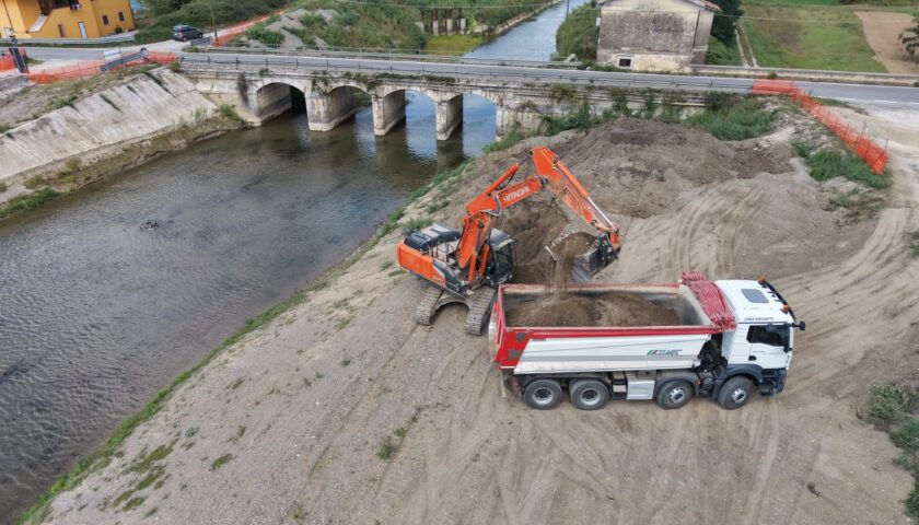 Vasca Cappuccini, a Sassano il  Consorzio di Bonifica ha cambiato volto al fiume Tanagro: al via la rimozione dei sedimenti