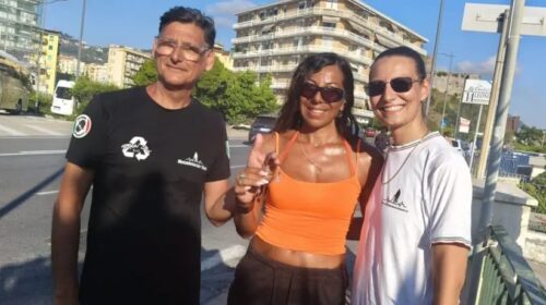 Salerno, perde il braccialetto in spiaggia: glielo ritrovano due esperti con il metal detector. Salerno, perde il braccialetto in spiaggia: glielo ritrovano due esperti con il metal detector.