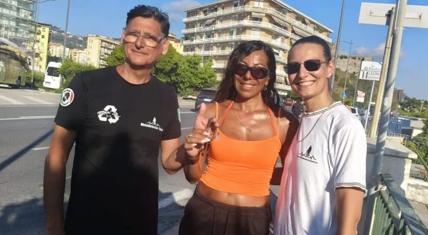Salerno, perde il braccialetto in spiaggia: glielo ritrovano due esperti con il metal detector.