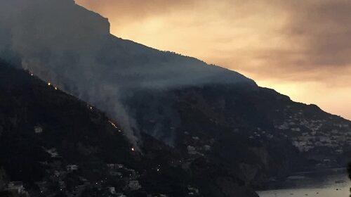 Incendio nella notte in Costiera Amalfitana: rogo al confine con Massa Lubrense Incendio nella notte in Costiera Amalfitana: rogo al confine con Massa Lubrense