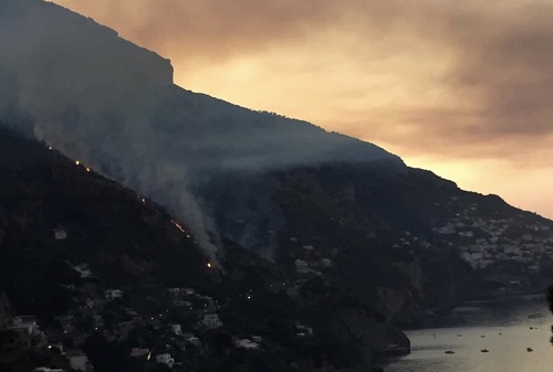 Incendio nella notte in Costiera Amalfitana: rogo al confine con Massa Lubrense