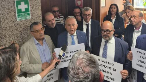 Regione, centrodestra occupa la stanza del presidente Fico. Minella (Forza Italia): più trasparenza