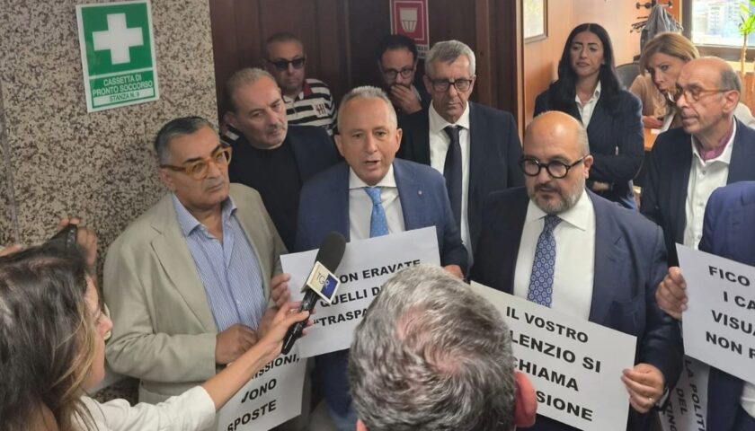 Regione, centrodestra occupa la stanza del presidente Fico. Minella (Forza Italia): più trasparenza