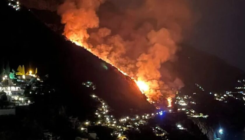 Incendio a Positano, chiusa la statale Amalfitana