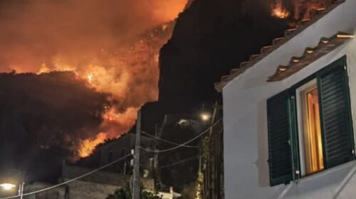 Incendi in Costiera, Protezione Civile regionale in Campo. Zabatta: “Massimo dispiegamento di uomini e mezzi a tutela delle persone” Incendi in Costiera, Protezione Civile regionale in Campo. Zabatta: “Massimo dispiegamento di uomini e mezzi a tutela delle persone”