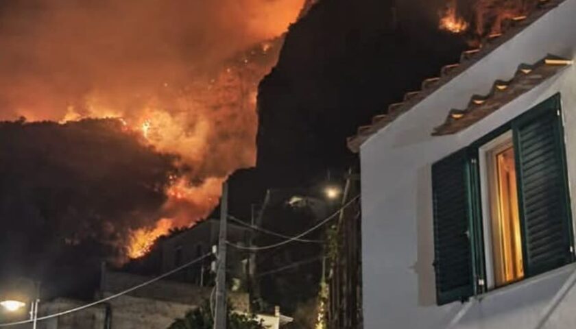 Incendi in Costiera, Protezione Civile regionale in Campo. Zabatta: “Massimo dispiegamento di uomini e mezzi a tutela delle persone”