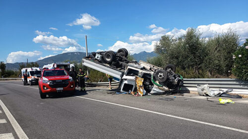 Tragedia sulla Statale 19 tra Campagna e Serre: camion si ribalta, un morto e due feriti Tragedia sulla Statale 19 tra Campagna e Serre: camion si ribalta, un morto e due feriti