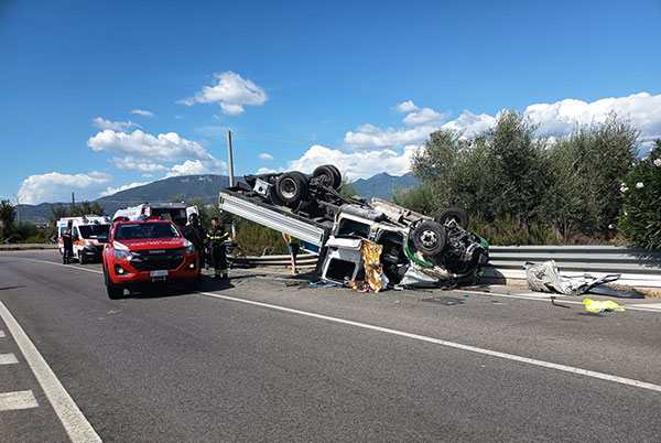 Tragedia sulla Statale 19 tra Campagna e Serre: camion si ribalta, un morto e due feriti