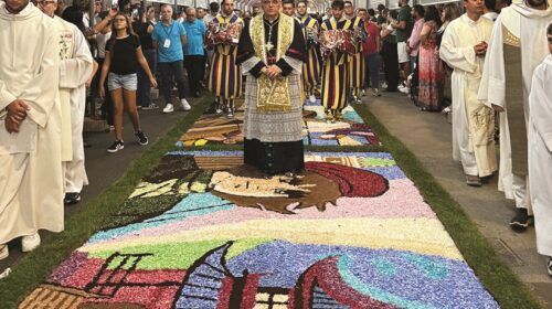 Torna la magia dell’Infiorata di Casatori, la rassegna dei tappeti floreali in onore della Vergine
