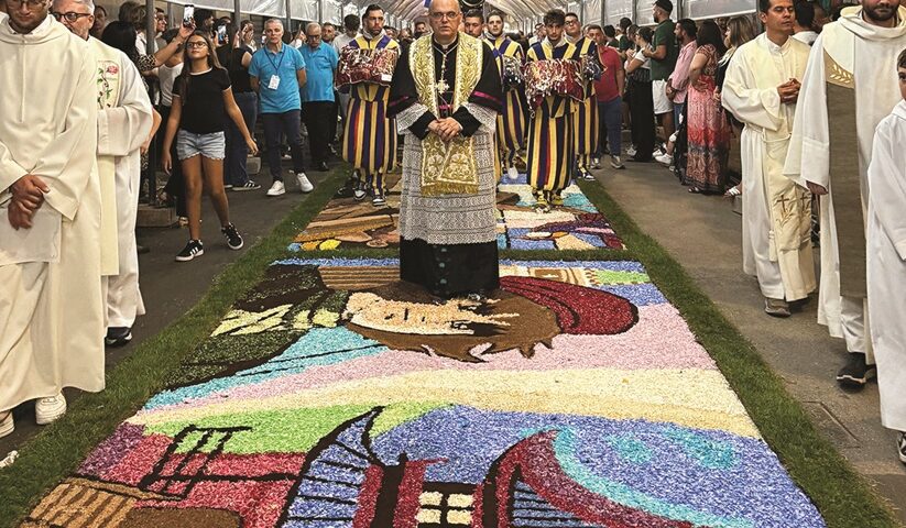 Torna la magia dell’Infiorata di Casatori, la rassegna dei tappeti floreali in onore della Vergine