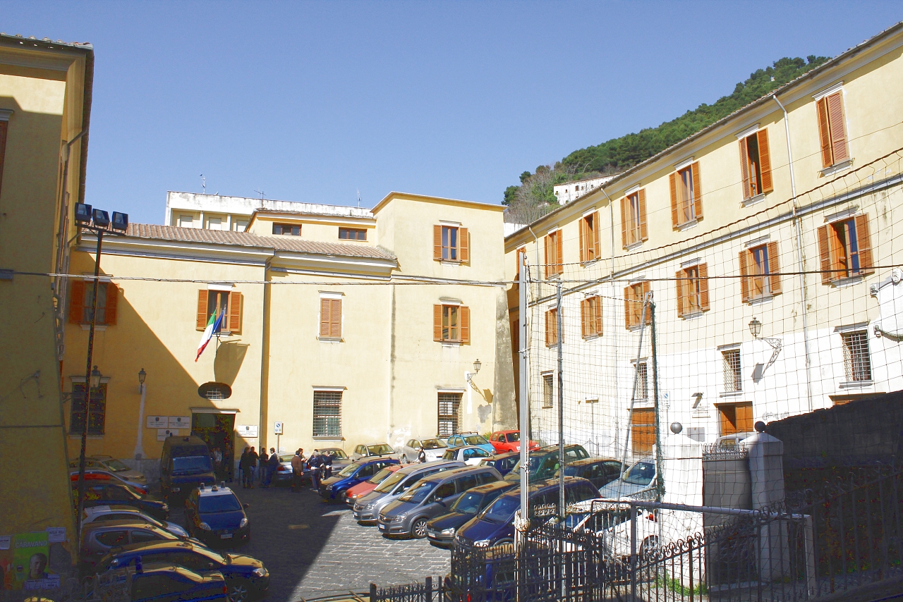 Salerno, 20enne accoltellata in largo San Tommaso d’Aquino