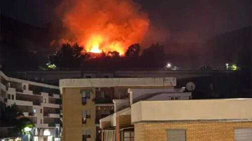 Salerno, incendio sul monte Bonadies: fumo nel centro storico
