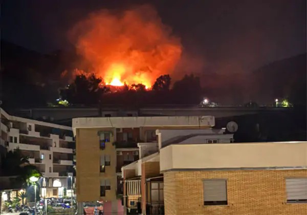 Salerno, incendio sul monte Bonadies: fumo nel centro storico