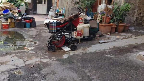 Pagani, anziana di 90 anni trovata sommersa di rifiuti