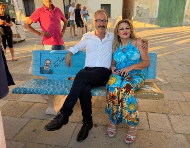 Panchina artistica dedicata a Walter Melchionda sul lungomare di Agnone Cilento, durante la manifestazione Abbascii ’a marina