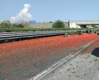 Camion perde un carico di pomodori in autostrada tra Eboli e Campagna