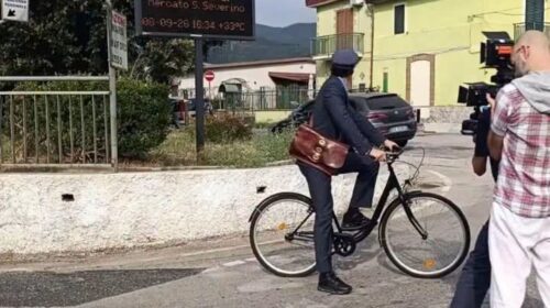 Mercato San Severino, il postino di Maria De Filippi bussa alle porte di una casa di via Macello Mercato San Severino, il postino di Maria De Filippi bussa alle porte di una casa di via Macello