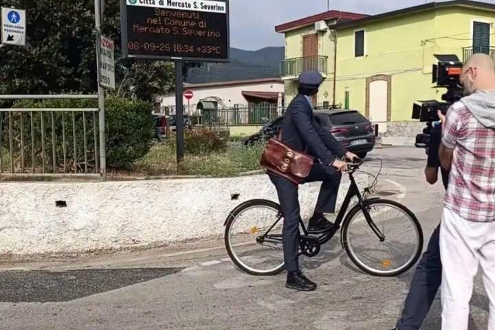 Mercato San Severino, il postino di Maria De Filippi bussa alle porte di una casa di via Macello
