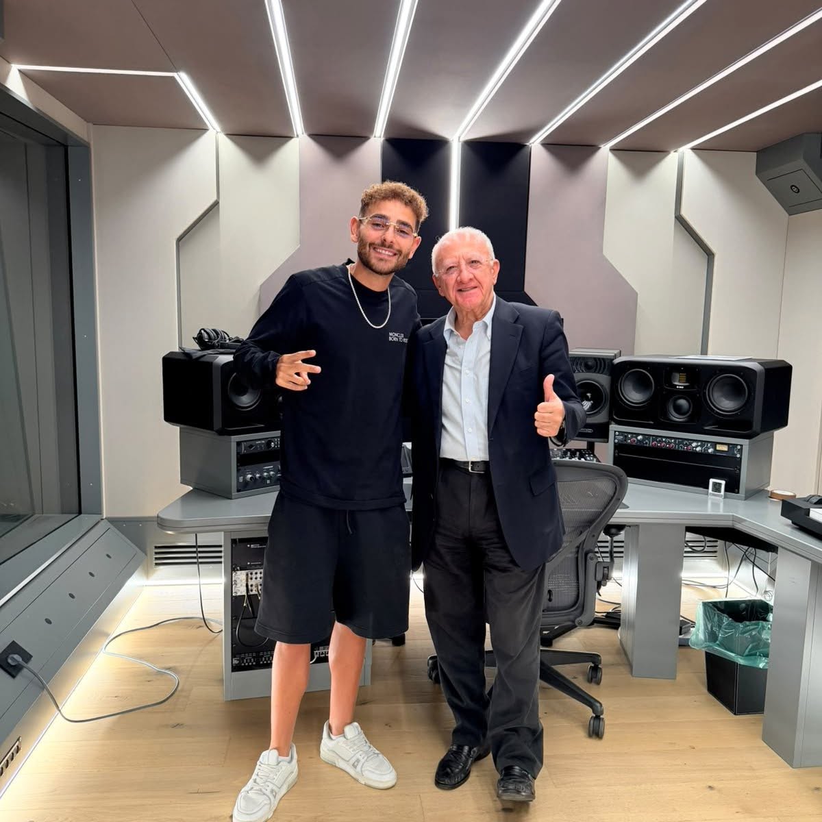 De Luca visita studio di registrazione di Rocco Hunt a Salerno, collaborazione per progetti giovanili