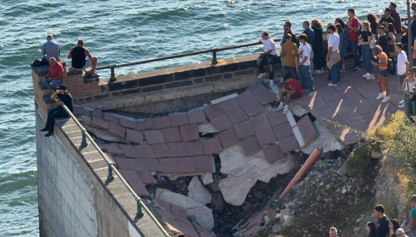 Salerno, assistono allo spettacolo delle Frecce Tricolori dal pattinodromo crollato: polemiche